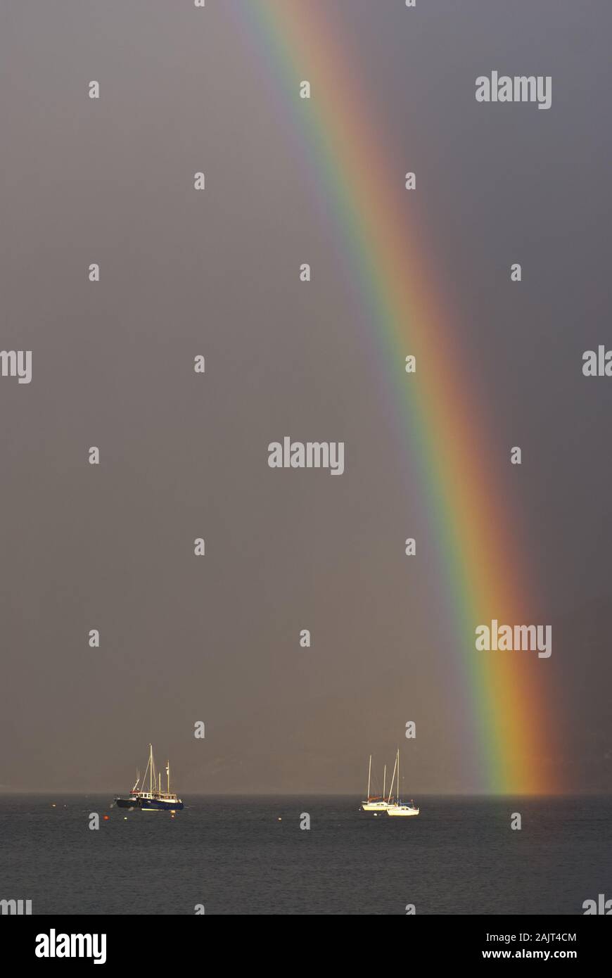 Regenbogen über Boote, Loch Torridon, Wester Ross, Schottland, Großbritannien. Stockfoto