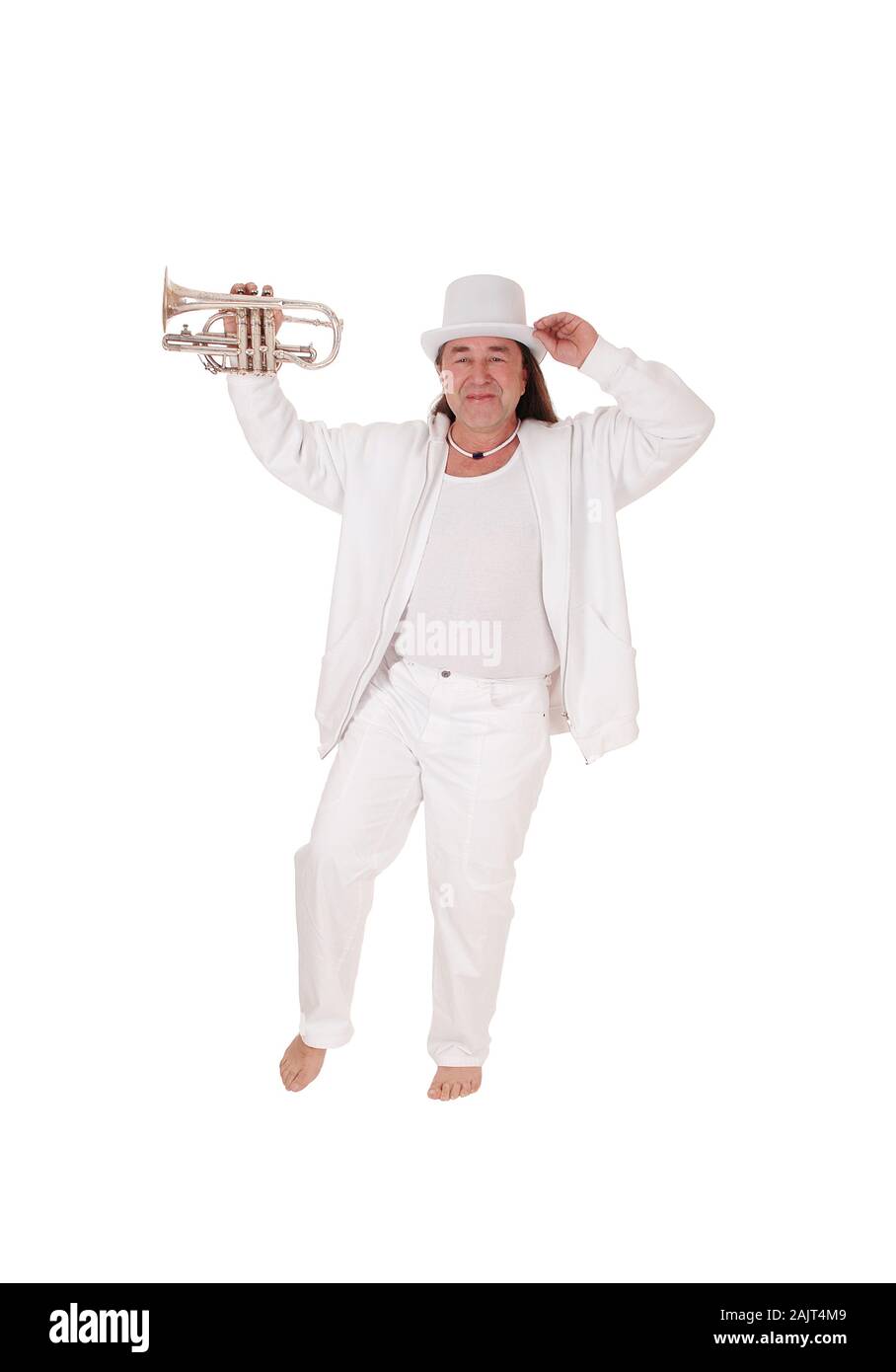 Ein mittleres Alter indigener tanzen in einem weißen Outfit und White hat seine Trompete spielen mit seinem langen Haar, auf weißem Hintergrund Stockfoto