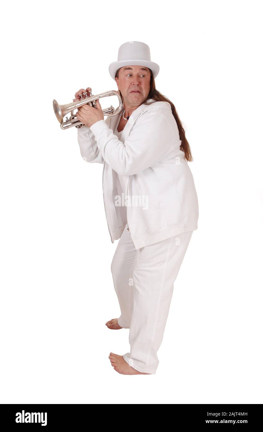 Mittleren Alters indigenen Mann in einem weißen Outfit und White hat seine Trompete zurück suchen, bei weißem Hintergrund Stockfoto