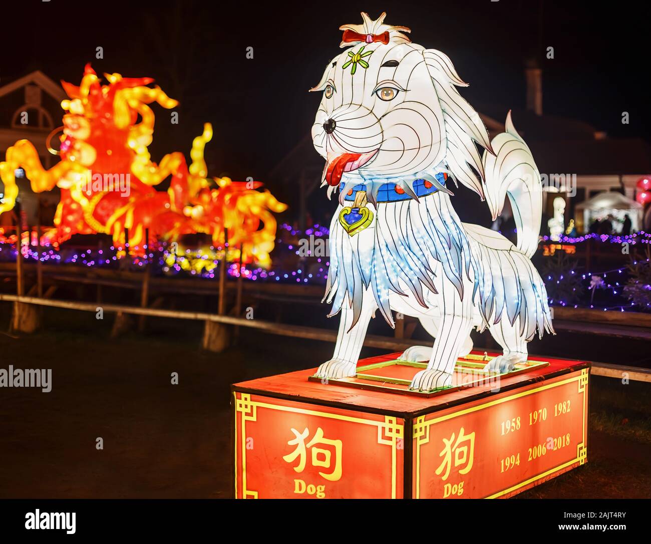 Giant Dog Laterne von China, Sternzeichen Symbol. Licht Festival in Pakruojis Manor, Litauen Stockfoto