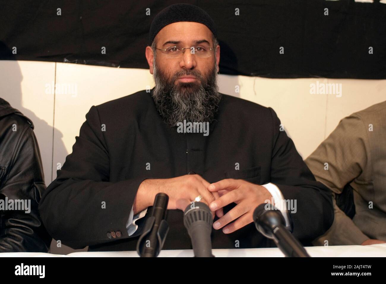 Anjem Choudary auf einer Pressekonferenz in London, nach dem Verbot der geplanten Marsch durch die Stadt Wootten Bassett. Stockfoto