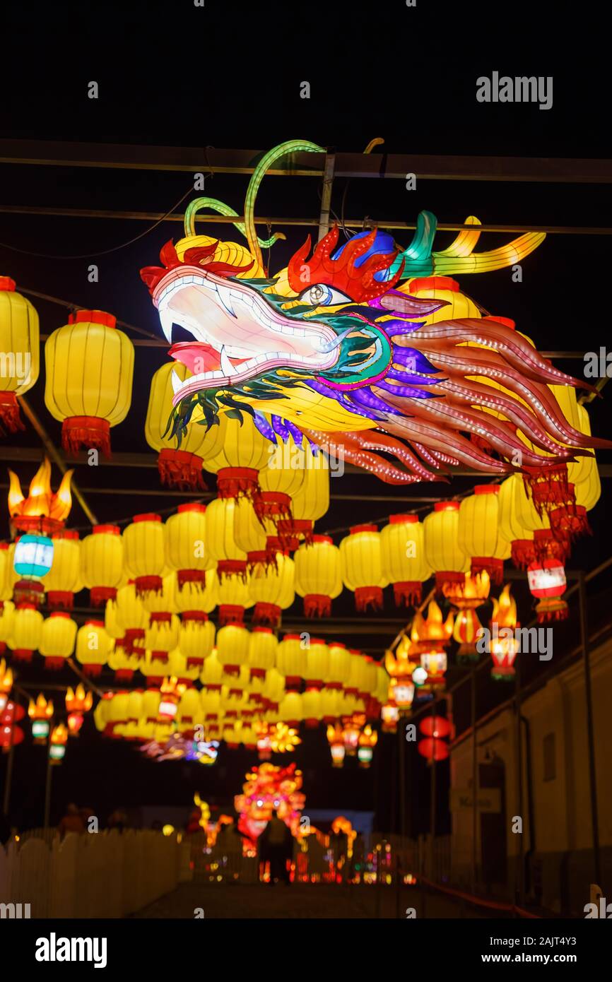 Giant Dragon Laterne von China, Sternzeichen Symbol. Licht Festival in Pakruojis Manor, Litauen Stockfoto