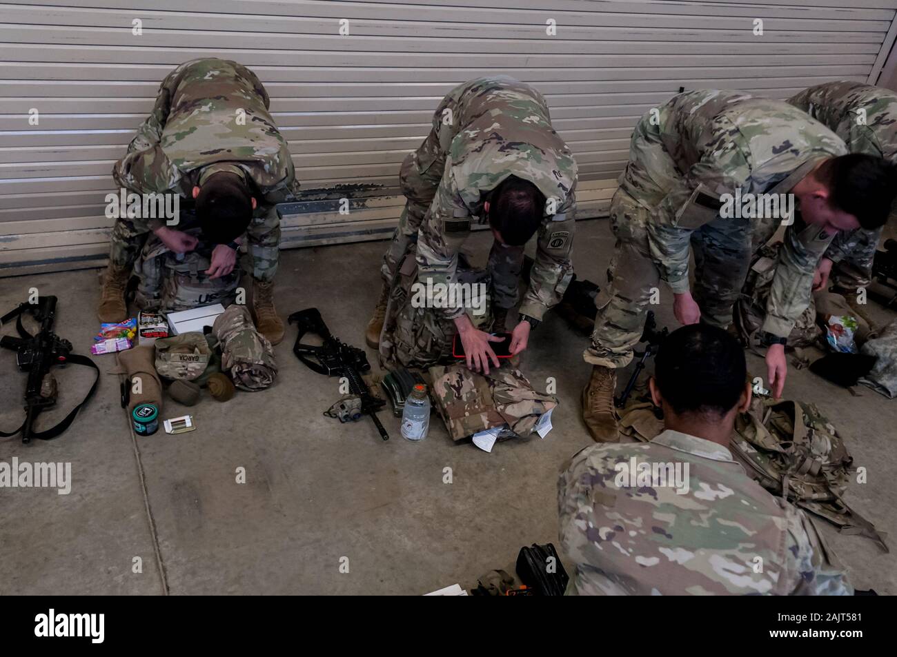 Papst Army Airfield, NC, USA. 5 Jan, 2020. Jan. 5, 2020 - PAPST Army Airfield, N.C., USA - der US-Armee fallschirmjäger von der 1. Brigade Combat Team, 82nd Airborne Division, fort, ihre Bereitstellung von Papst Army Airfield, North Carolina. Die 'All American Division" "Immediate Response Force (IRF), Fort Bragg, N.C. basiert, für die Bereitstellung des US Central Command Bereich der Operationen als Reaktion auf die erhöhte Bedrohung gegen den US-Personal und Einrichtungen in der Region mobilisiert. Bereitstellung von Heute folgt der 1. Jan. Bereitstellung einer Division Infanteriebataillon; die Jan. 2 US drone Stockfoto