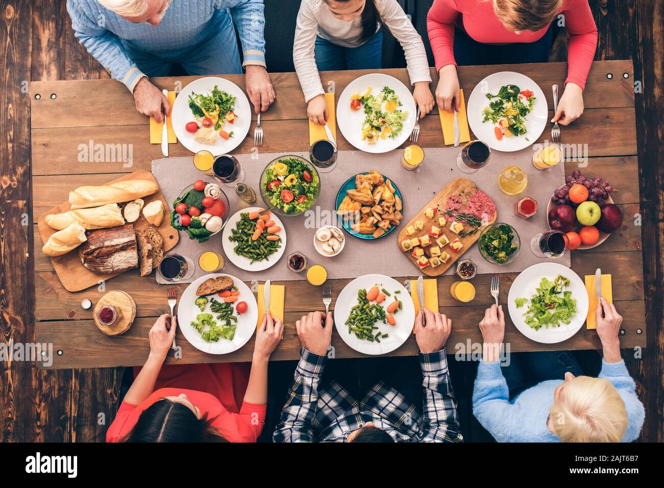 Jedes Mitglied der großen Familie isst Stockfoto