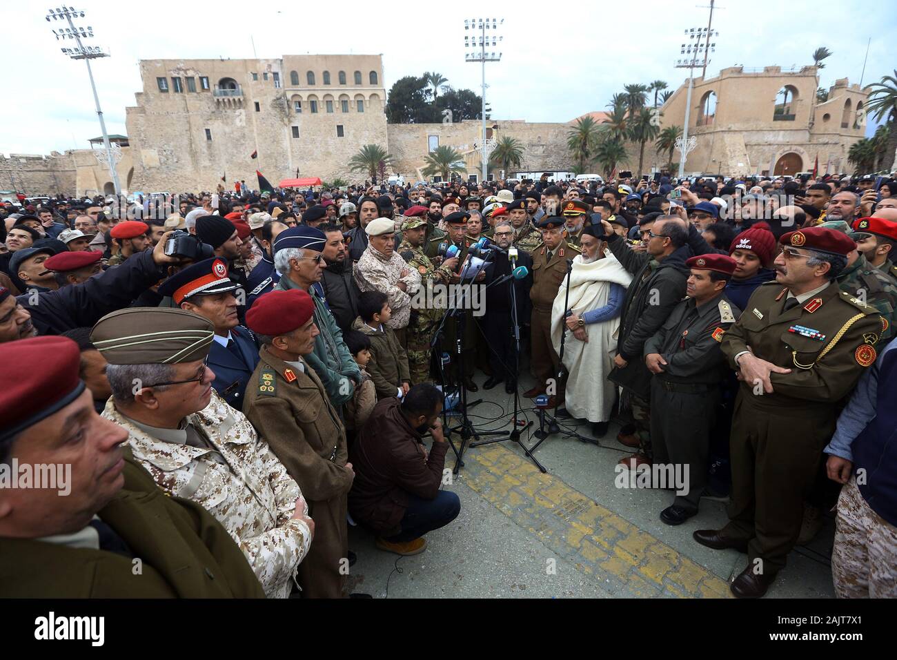 Tripolis, Libyen. 5 Jan, 2020. Menschen besuchen einen Trauer Zeremonie für Studenten in einem Luftangriff auf eine Militärakademie in Tripolis, Libyen getötet, Jan. 5, 2020. Am Samstag, den 30 Studenten wurden getötet und 33 weitere wurden verletzt in einem Luftangriff, der Militärakademie in Tripolis schlagen, nach Angaben des Ministeriums für Gesundheit der UN-unterstützten Regierung. Credit: Hamza Turkia/Xinhua/Alamy leben Nachrichten Stockfoto