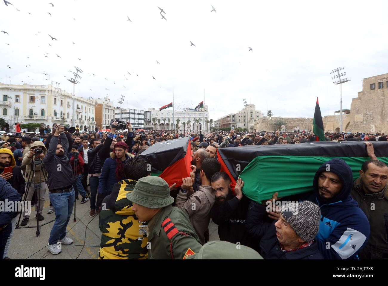 Tripolis, Libyen. 5 Jan, 2020. Menschen besuchen einen Trauer Zeremonie für Studenten in einem Luftangriff auf eine Militärakademie in Tripolis, Libyen getötet, Jan. 5, 2020. Am Samstag, den 30 Studenten wurden getötet und 33 weitere wurden verletzt in einem Luftangriff, der Militärakademie in Tripolis schlagen, nach Angaben des Ministeriums für Gesundheit der UN-unterstützten Regierung. Credit: Hamza Turkia/Xinhua/Alamy leben Nachrichten Stockfoto