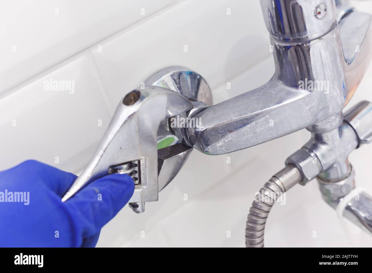 Klempner Rohrzange verwendet für Service Mischbatterie Dusche Stockfoto
