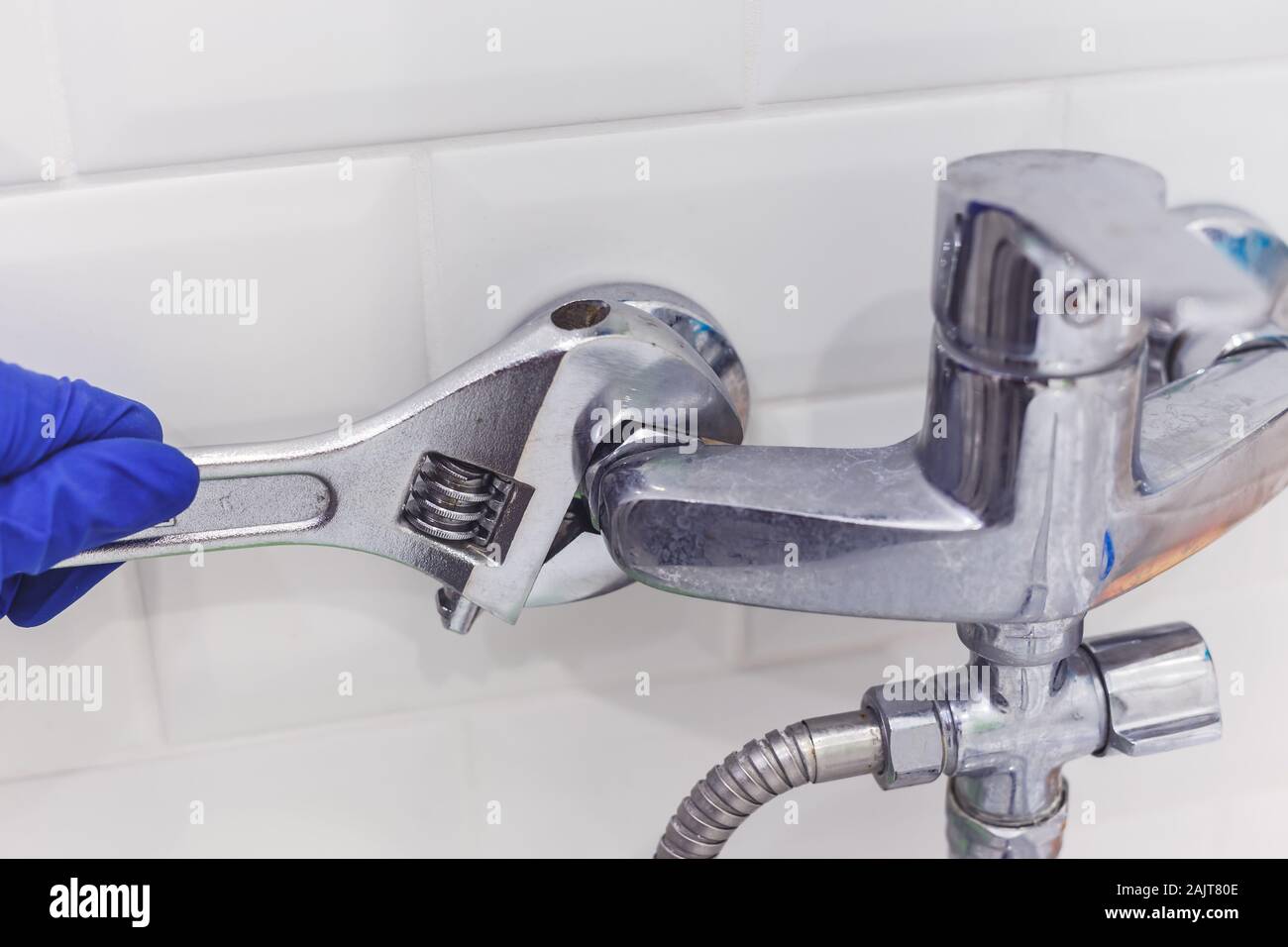 Klempner Rohrzange verwendet für Service Mischbatterie Dusche Stockfoto