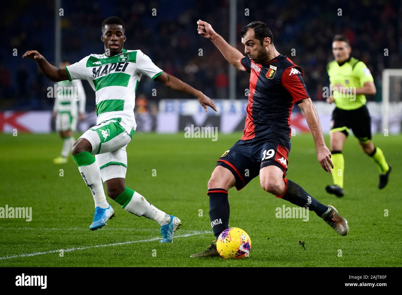 Genua, Italien - 05. Januar 2020: Goran PANDEV (R) von Genua CFC wird von Hamed Junior Traore von US Sassuolo während der Serie ein Fußballspiel zwischen Genua CFC und US Sassuolo herausgefordert. Genua CFC gewann 2-1 über uns Sassuolo. Credit: Nicolò Campo/Alamy leben Nachrichten Stockfoto