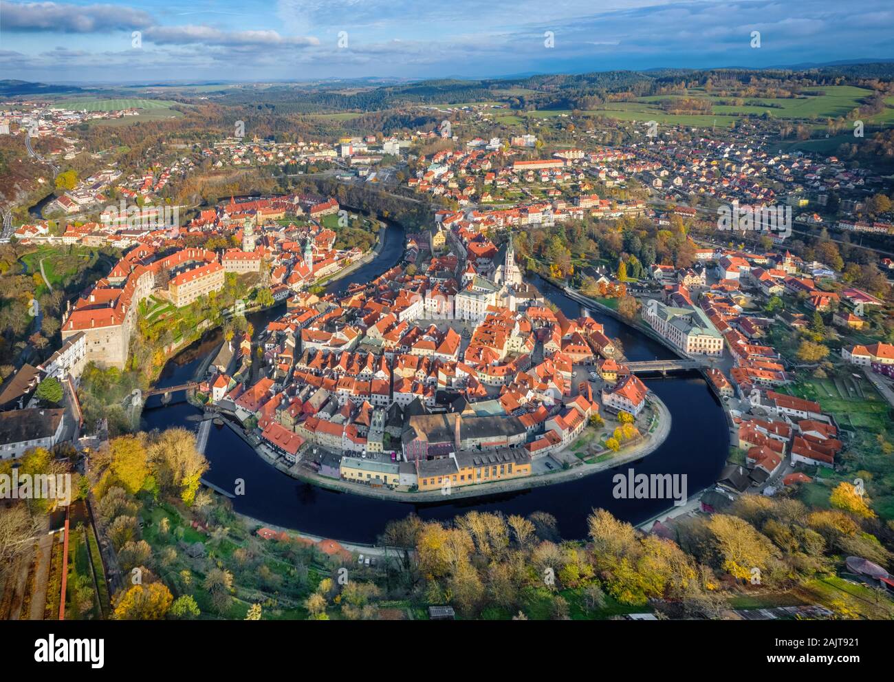 Luftaufnahme von Cesky Krumlov - historische europäische Stadt durch Biegung des Flusses Vltava umgeben, Tschechische Republik Stockfoto