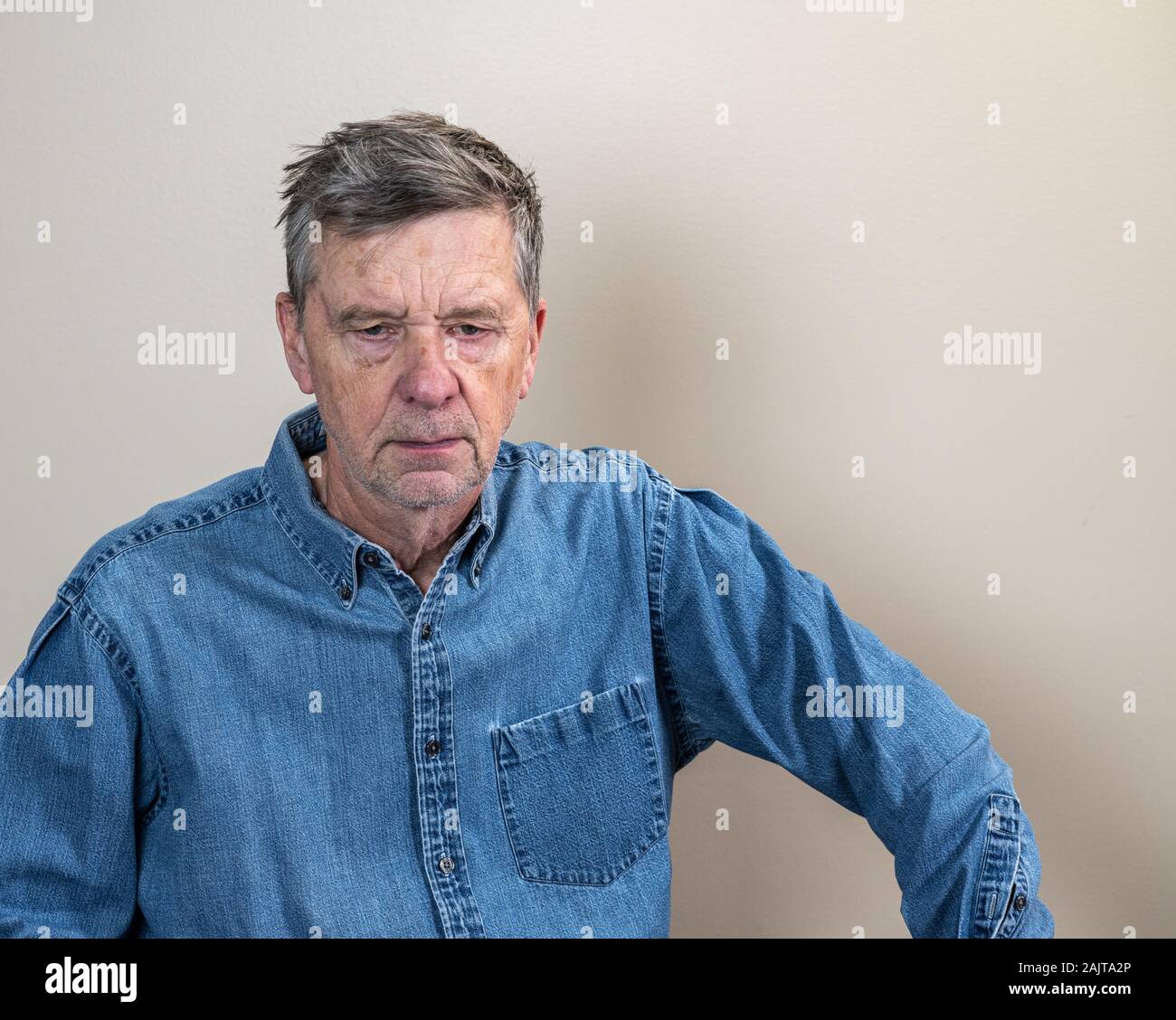 Kopf und Schultern Portrait eines älteren kaukasischen Mann unrasiert und Kamera Stockfoto