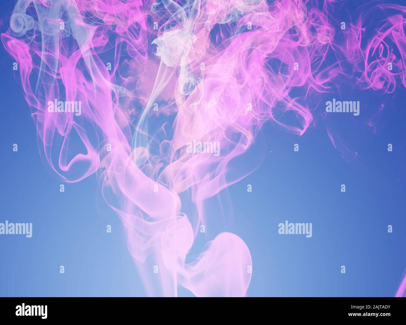 Abstrakte soft pink Rauch auf blauen Gradienten Hintergrund Stockfoto