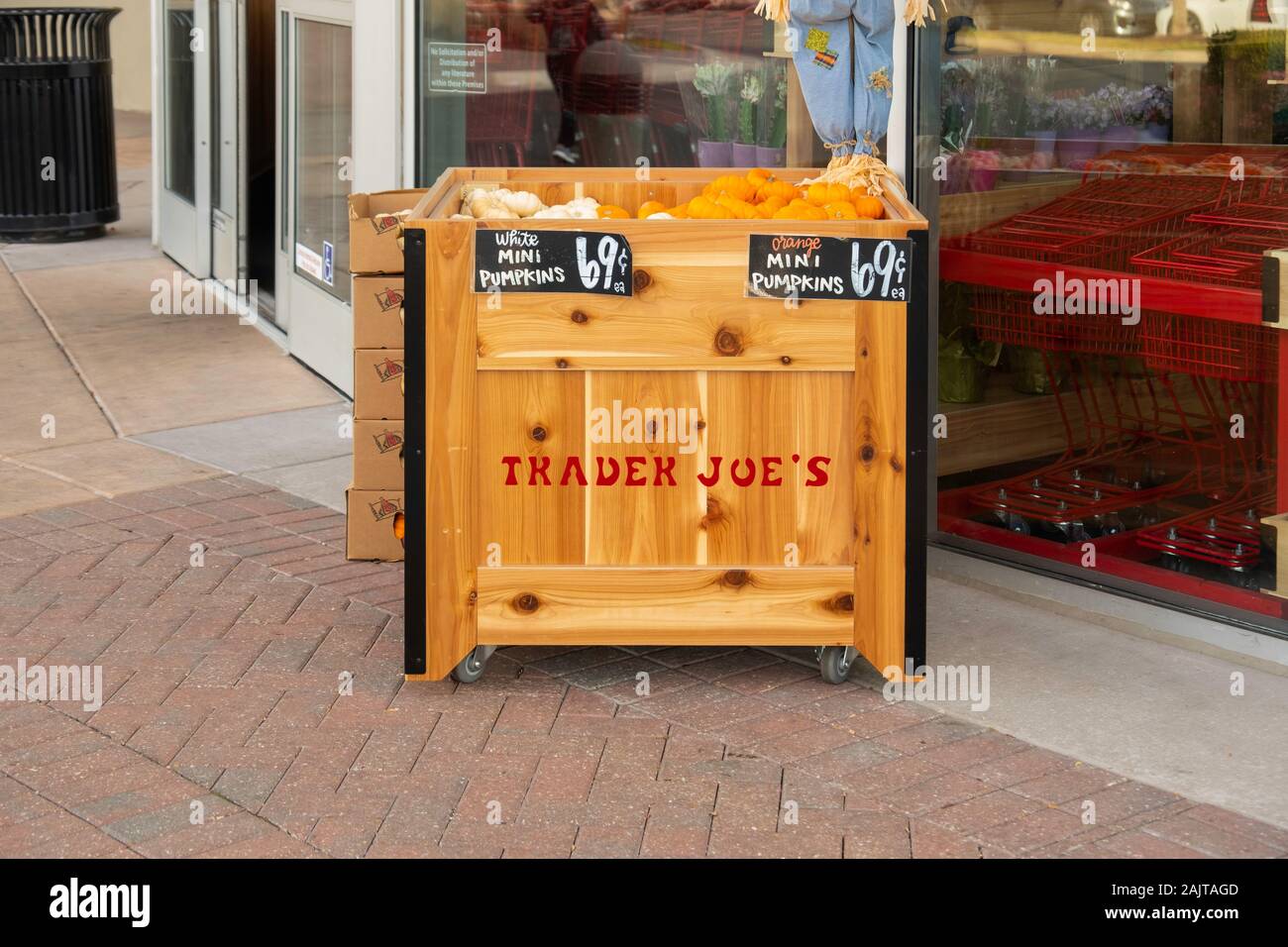 Ein Zedernholz bin mit mini Kürbisse vor einem Trader Joe Markt in Wichita, Kansas, USA Stockfoto