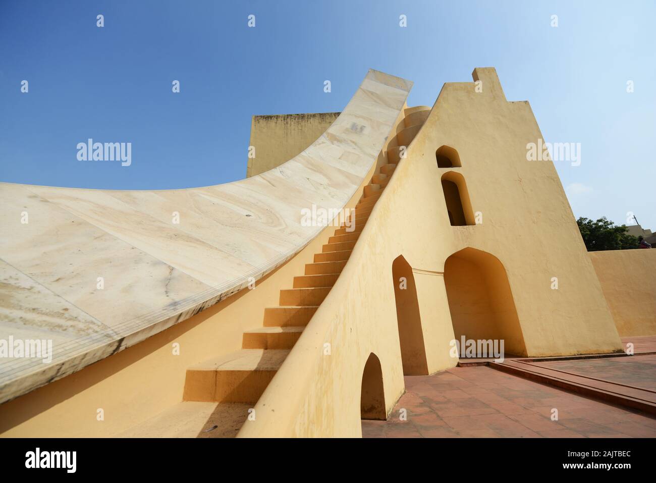 Der Jantar Mantar ist eine Sammlung von neunzehn architektonischen astronomischen Instrumenten, die von der Maratha Rajput König Sawai Jai Singh II. Gebaut wurden Stockfoto