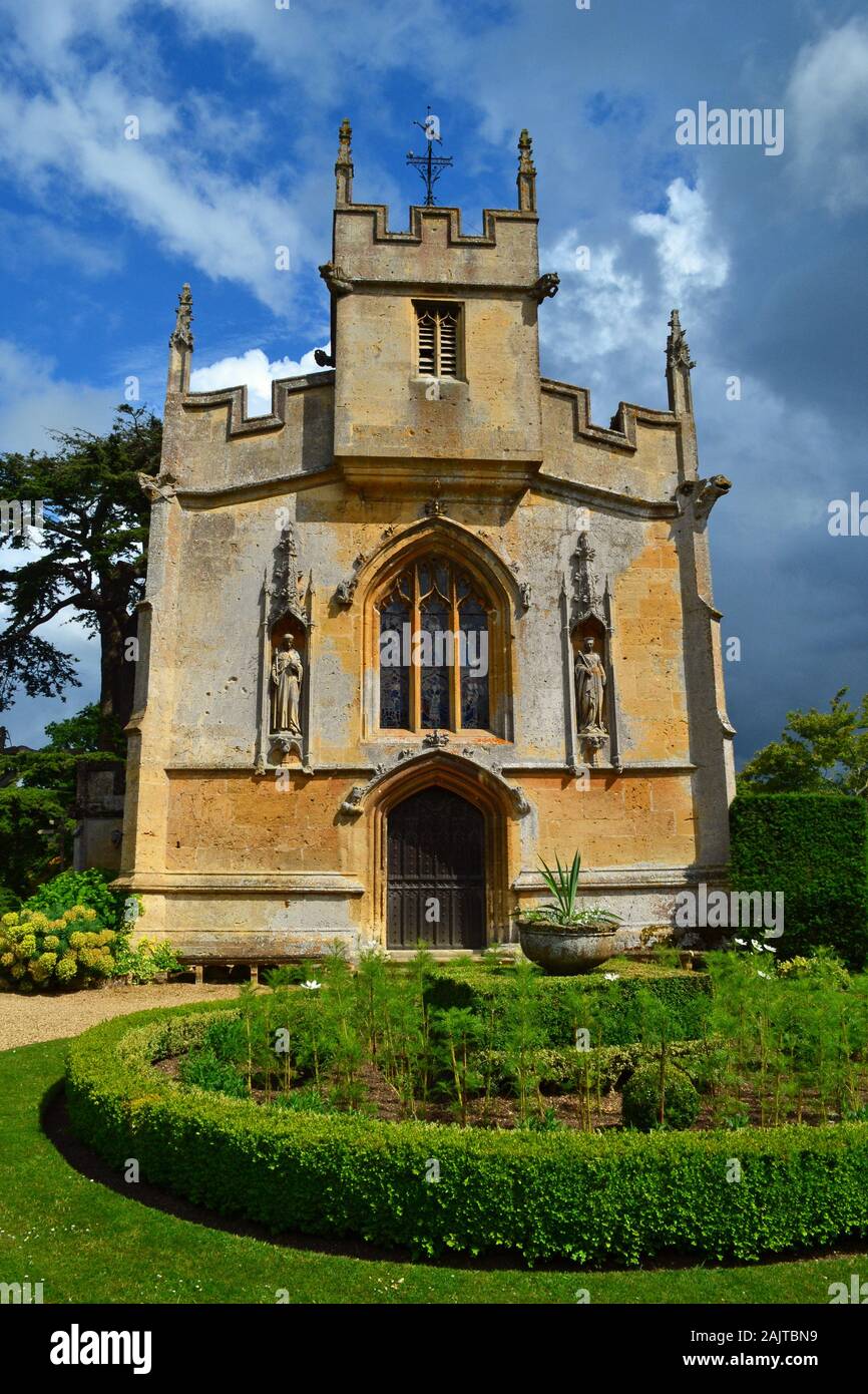 Blick auf die St. Mary's Church in die Gärten von Sudeley Castle, Sudeley, Gloucestershire, VEREINIGTES KÖNIGREICH Stockfoto