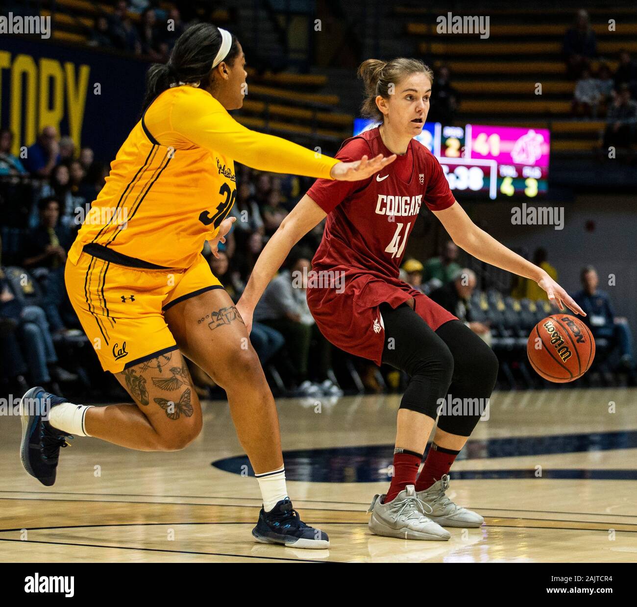 Berkeley, CA USA 05 Jan, 2020. A. in Washington State Cougars vorwärts Jovana Subasic (41) schaut auf die Kugel während der Basketball Spiel der NCAA Frauen zwischen Staat Washington Cougars und die Kalifornien goldenen Bären 96-75 Gewinn an Hass Pavillon Berkeley Calif Thurman James/CSM/Alamy leben Nachrichten Stockfoto