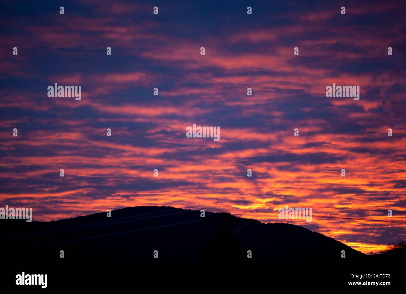 Schönen Sonnenuntergang Wolken über den grünen Bergen im südlichen Vermont Stockfoto