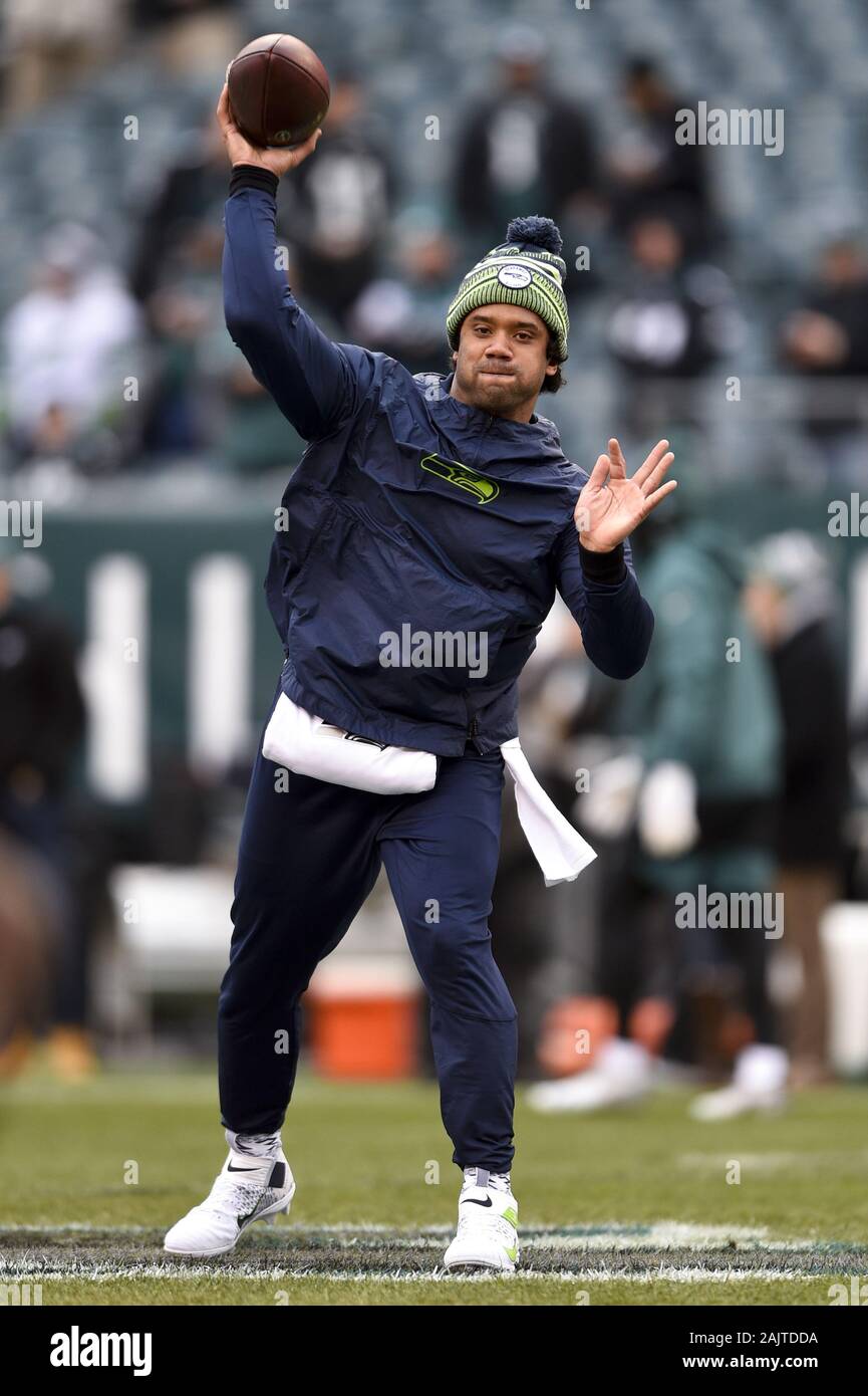 Philadelphia, USA. 05 Jan, 2020. Seattle Seahawks "Russell Wilson wirft den Ball während des Warm-ups vor einem NFL Football Spiel gegen die Philadelphia Eagles am Lincoln Financial Field in Philadelphia am Sonntag, 5. Januar 2020. Foto von Derik Hamilton/UPI Quelle: UPI/Alamy leben Nachrichten Stockfoto