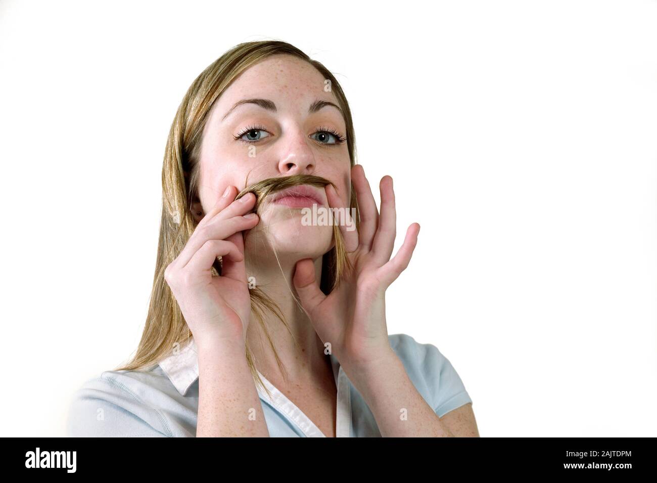 Portrait von weißen Frauen mit Haaren vor einem weißen Hintergrund Stockfoto