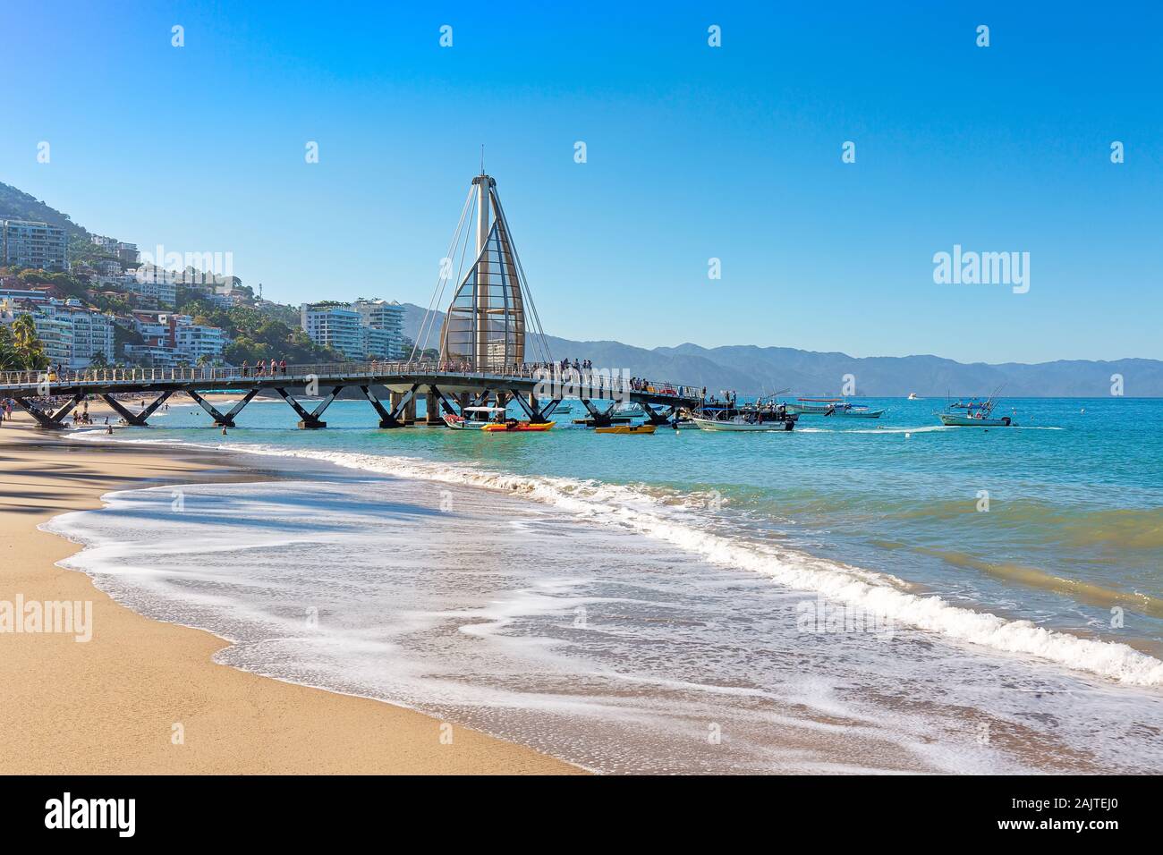 Puerto Vallarta, Mexiko - 20 Dezember, 2019: Playa de los Muertos Strand und Pier in der Nähe des berühmten Puerto Vallarta Malecon, der größten öffentlichen Strand Stockfoto