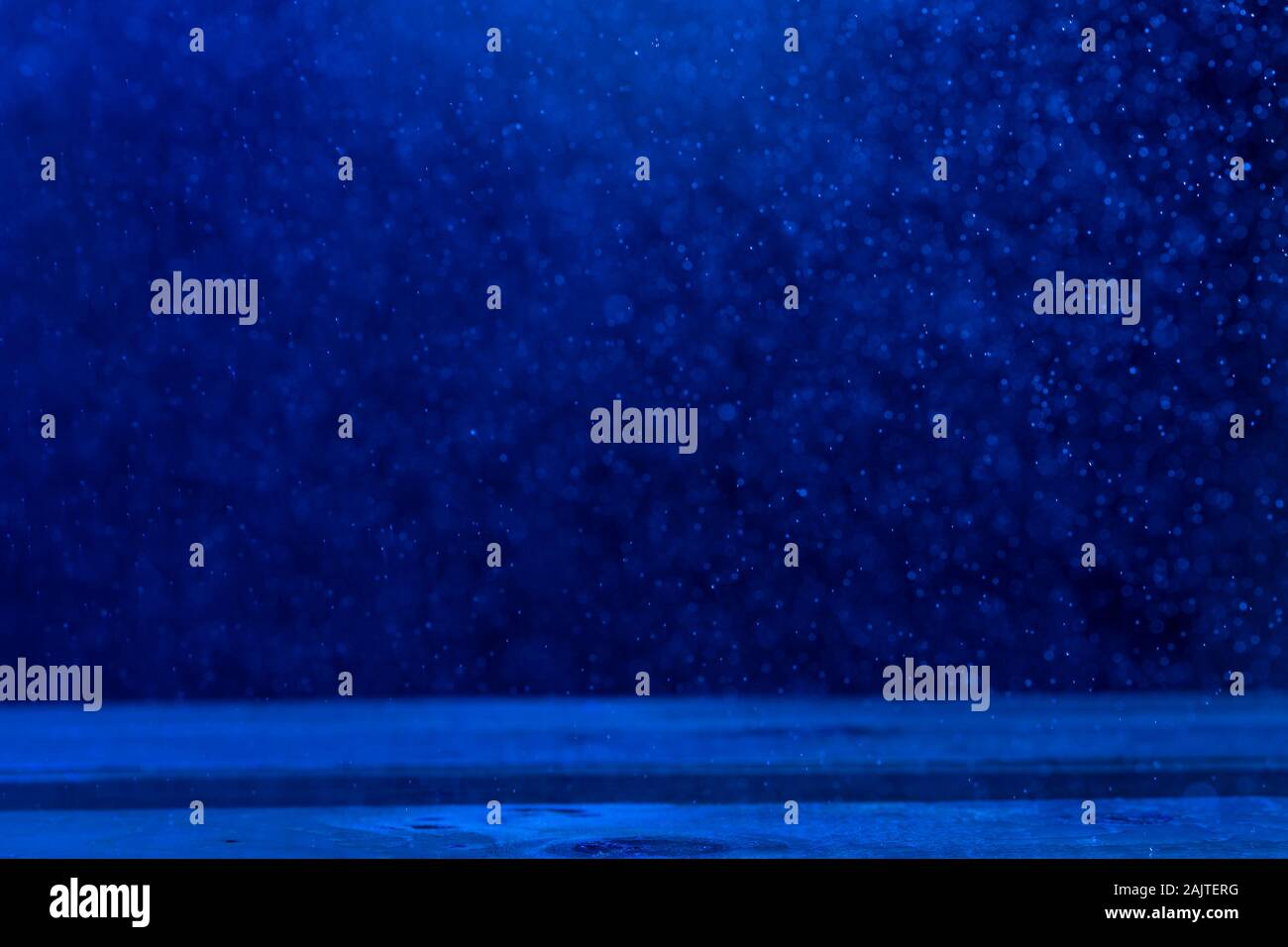 Glitzernde bokeh der Wasseranteile im Pantone blau Töne Stockfoto