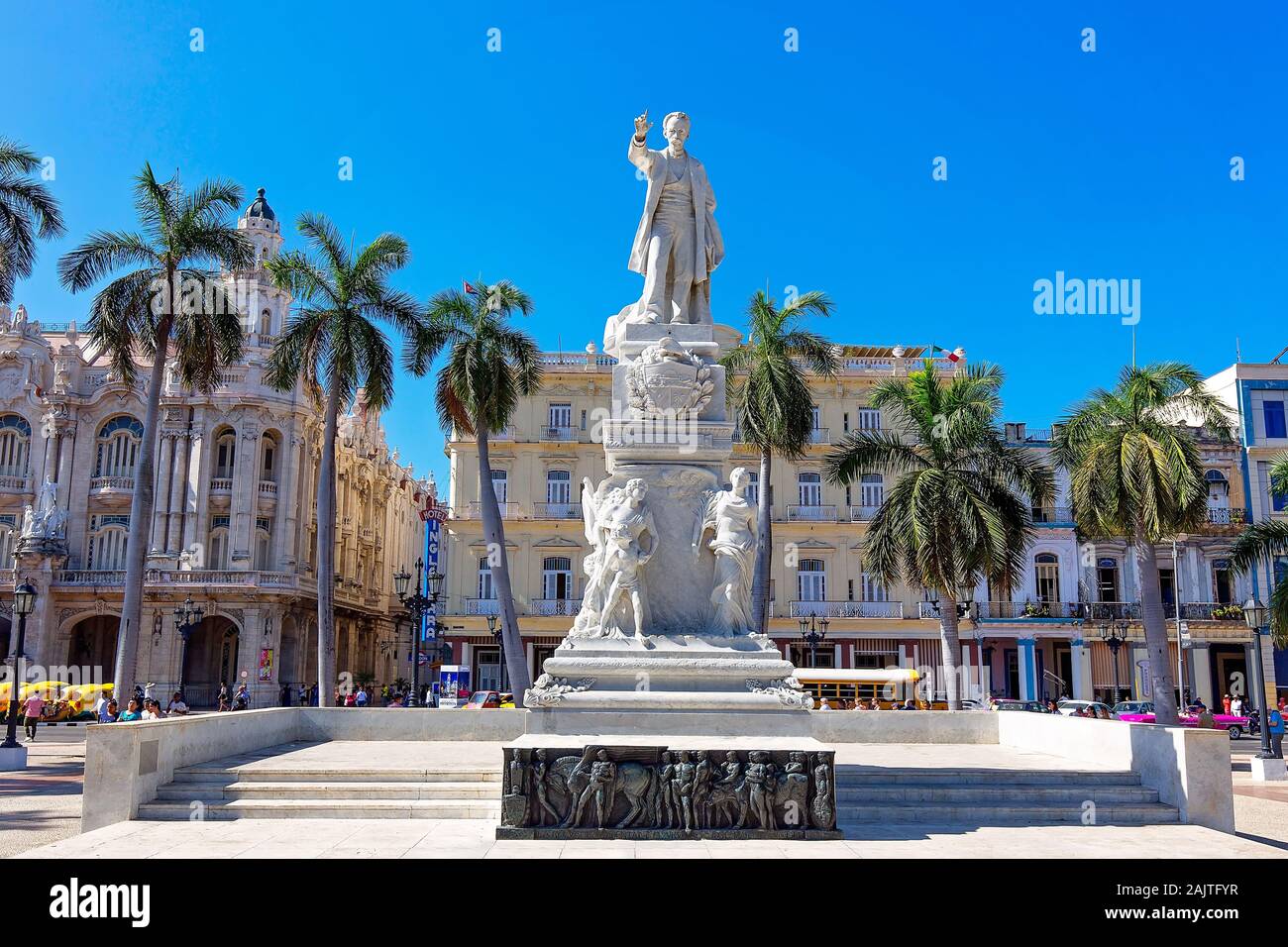 Havanna, Kuba, 16. Dezember 2019: Statue von José Martí in Havanna Central Park Plaza zwischen El Capitolio, Central Street, Paseo del Prado entfernt Stockfoto