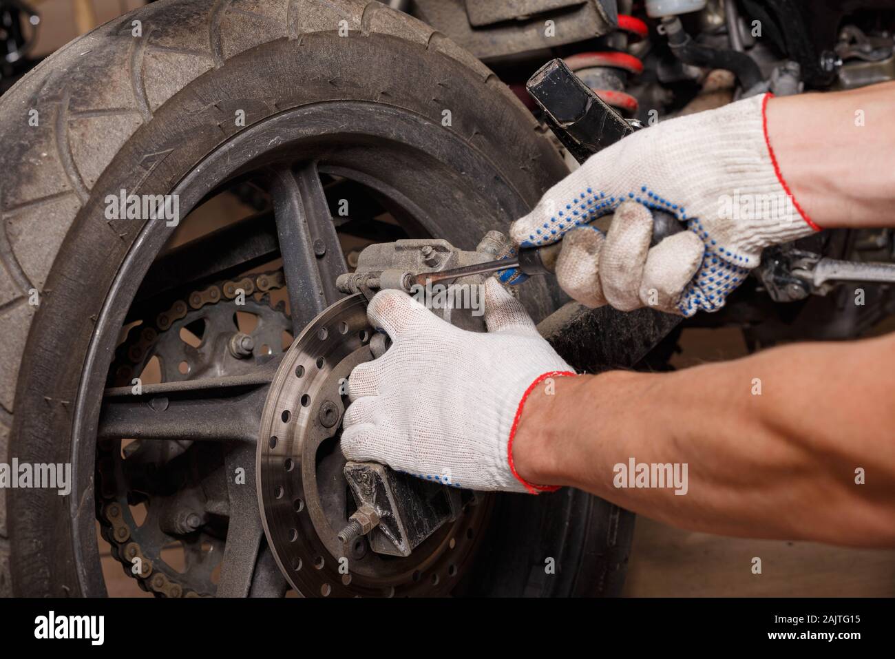 Der Austausch der Bremsbeläge auf einem Motorrad. Wartung Motorräder Stockfoto