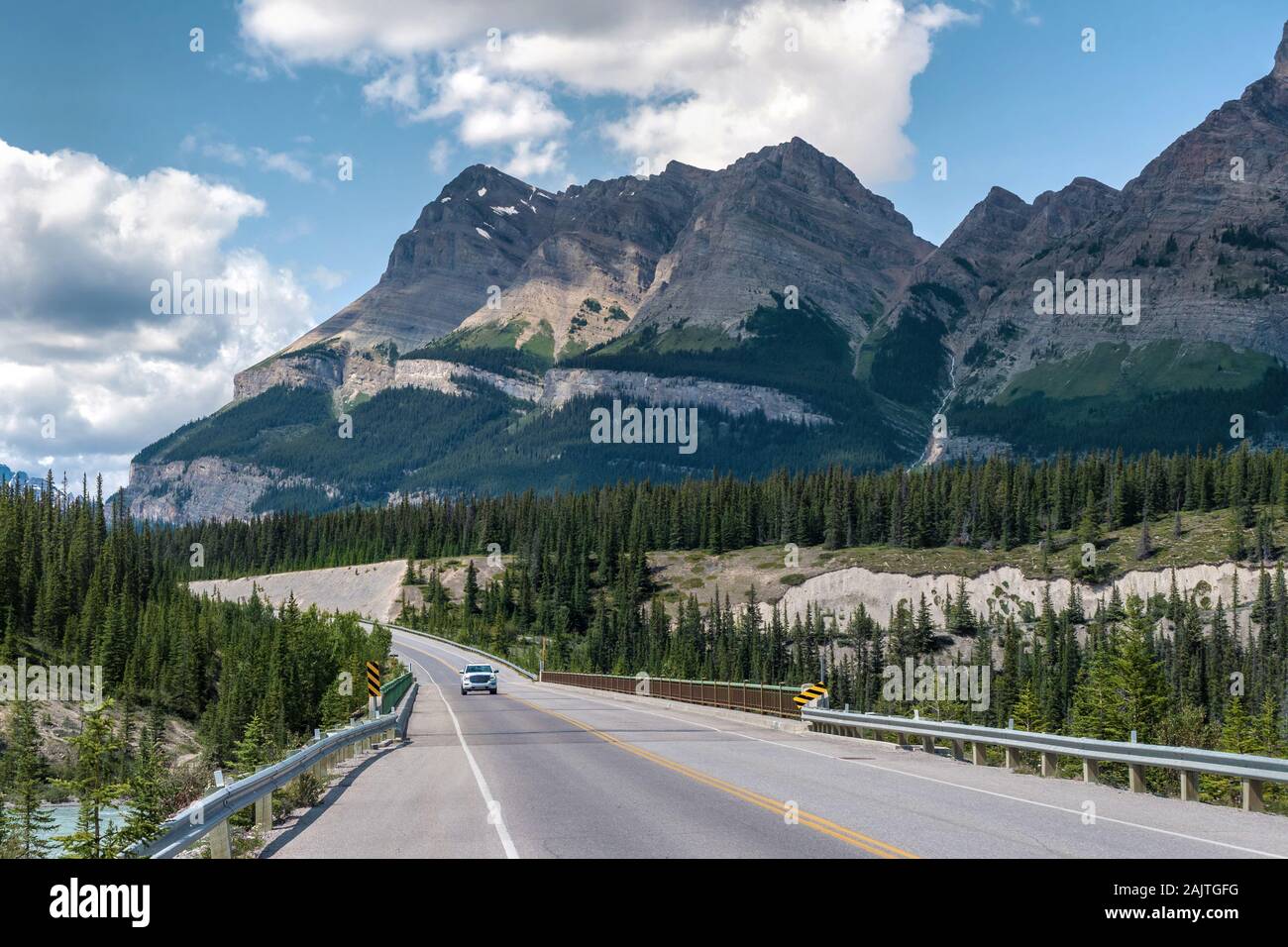 Während der Fahrt auf der berühmten Icefield Parkway Route zwischen Jasper und Banff National Park in Alberta, Kanada. Stockfoto