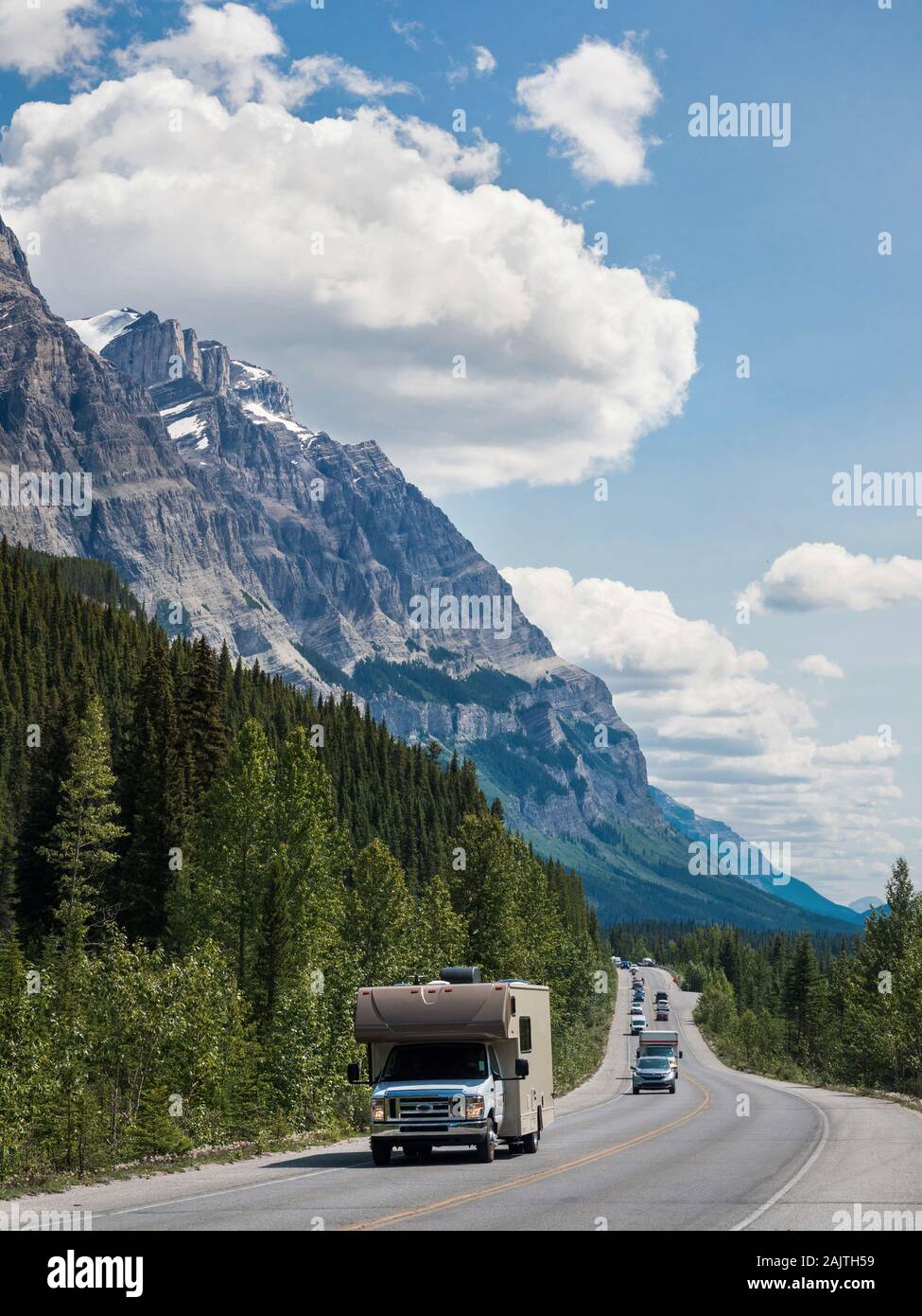 Fahrzeuge fahren auf der ikonischen Icefields Parkway Route zwischen Banff und Jasper Nationalparks in Alberta, Kanada. Stockfoto