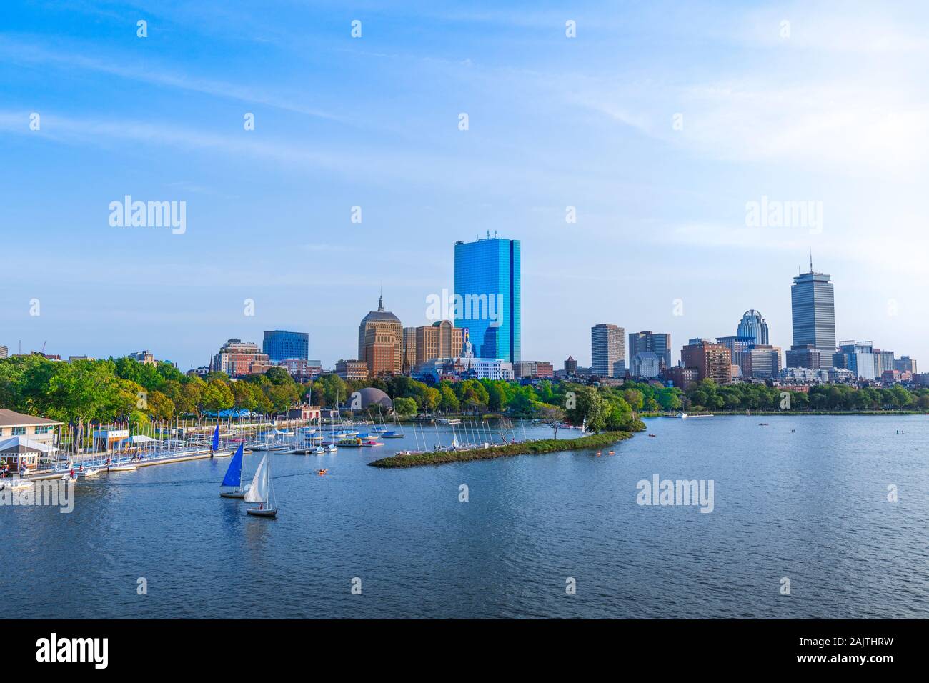 Panoramablick auf Boston Downtown und dem historischen Zentrum von dem Wahrzeichen Longfellow Brücke über Charles River Stockfoto