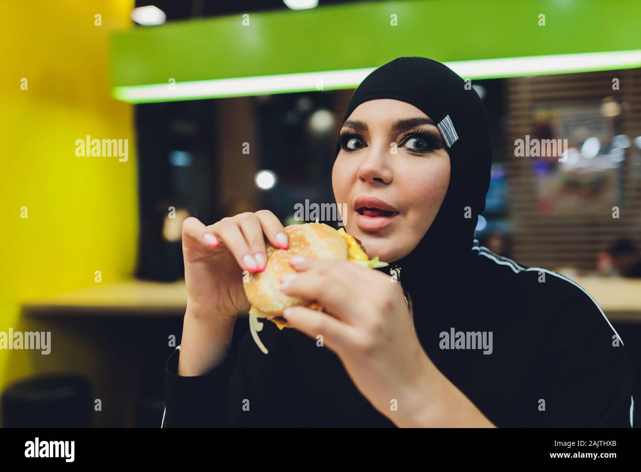 Arabische M dchen An Fast Food Restaurant Burger Essen Stockfotografie