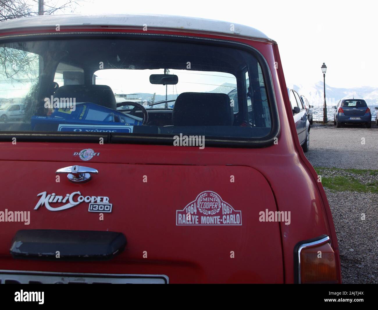 Klassischer roter Mini-Cooper in Korfu-Stadt, Kerkyra, Griechenland Stockfoto