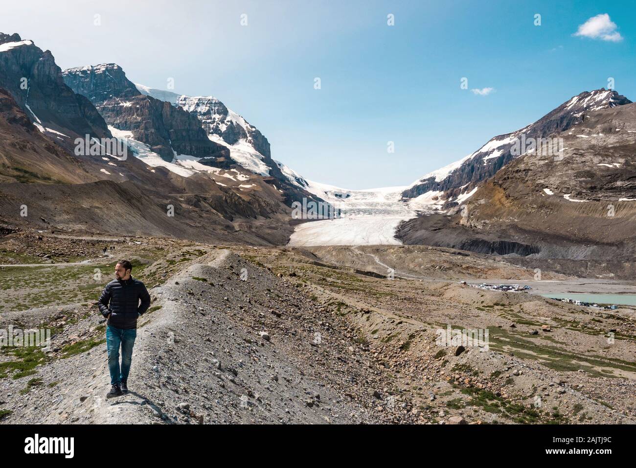 Touristische an der berühmten Athabasca Gletscher im Nationalpark Jasper, kanadische Rockies in Alberta, Kanada. Stockfoto