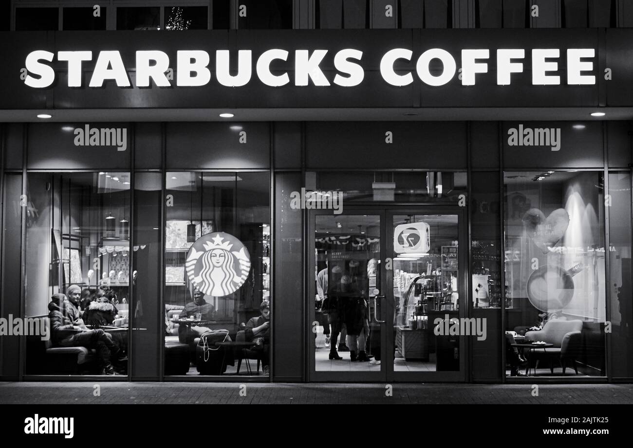Karlsruhe/Deutschland - 06 Januar 2020: Beleuchtete store Front der Starbucks Coffee Shop in Karlsruhe. Die Marke gehört zu den führenden Kaffee Service Stockfoto