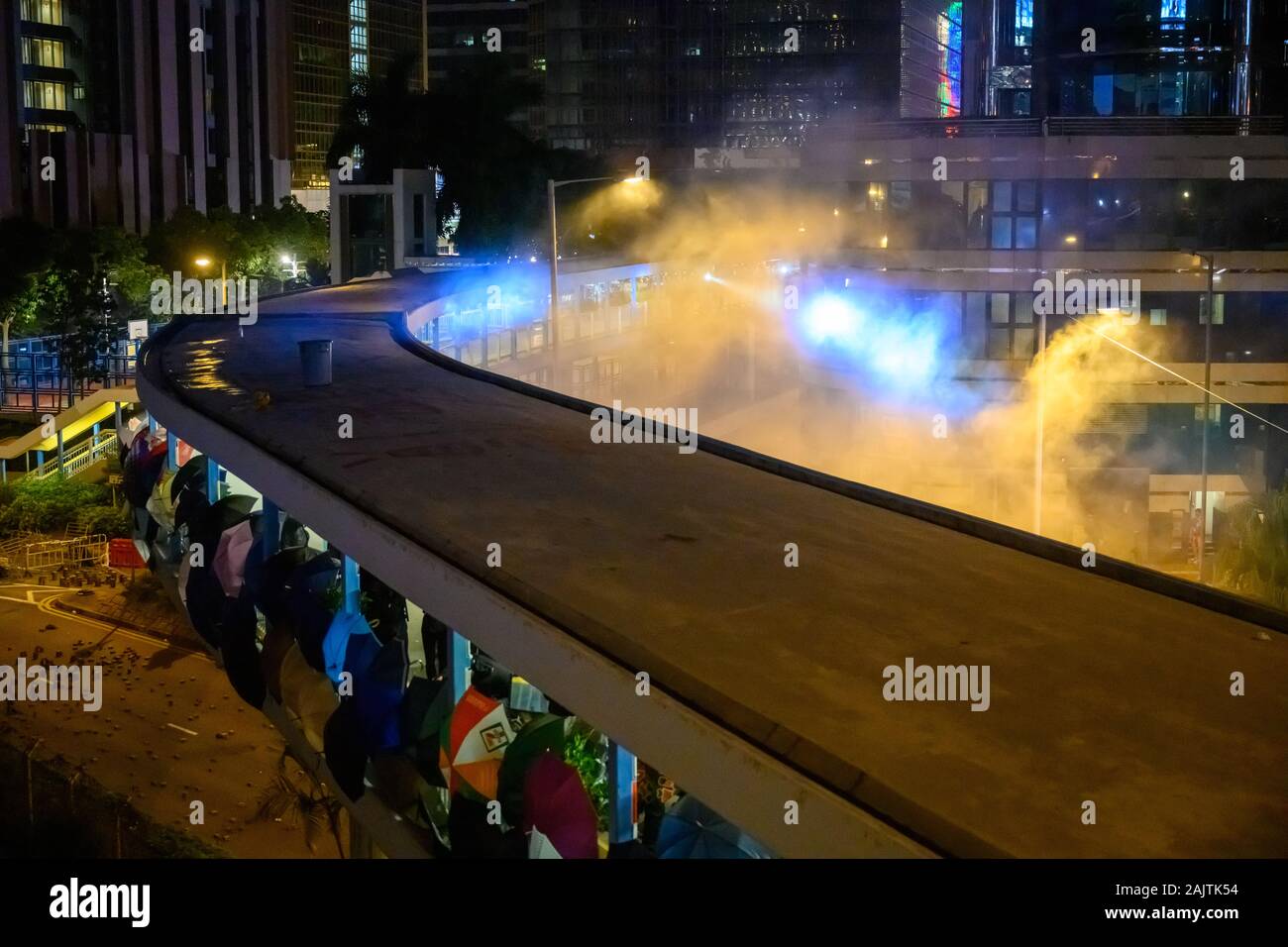 PolyU, Hong Kong - 17.November 2019: Der erste Tag der Belagerung von PolyU. Hong Kong Polizei Block alle verlassen und lassen Sie nicht öffentlichen verlassen. Stockfoto