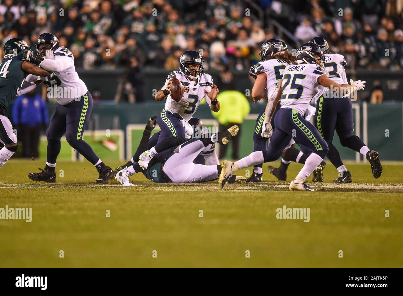 Philadelphia, PA, USA. 05 Jan, 2020. Seattle Seahawks Quarterback Russell Wilson (3) eilt durch ein Loch in der Leitung während der NFC wild card matchup zwischen die Seattle Seahawks und die Philadelphia Eagles am Lincoln Financial Field in Philadelphia, PA. Credit: Csm/Alamy leben Nachrichten Stockfoto