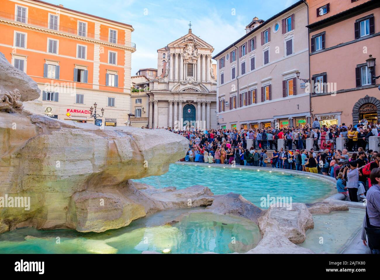 Trevi-Fontana, Trevi-Brunnen, Santi Vincenzo e Anastasio a Trevi, Touristen, Menschen, Menschenmenge, überfüllt, Übertourismus, Massentourismus, Rom, Italien Stockfoto