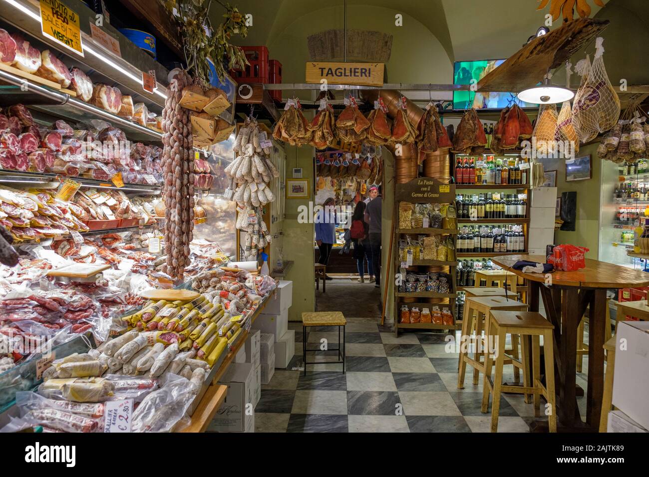 Innenansicht von L'Antica Salumeria, Geschäft in Rom, Lebensmittelgeschäft, Metzgerei Deli auf der Piazza della Rotonda, Rom, Italien Stockfoto