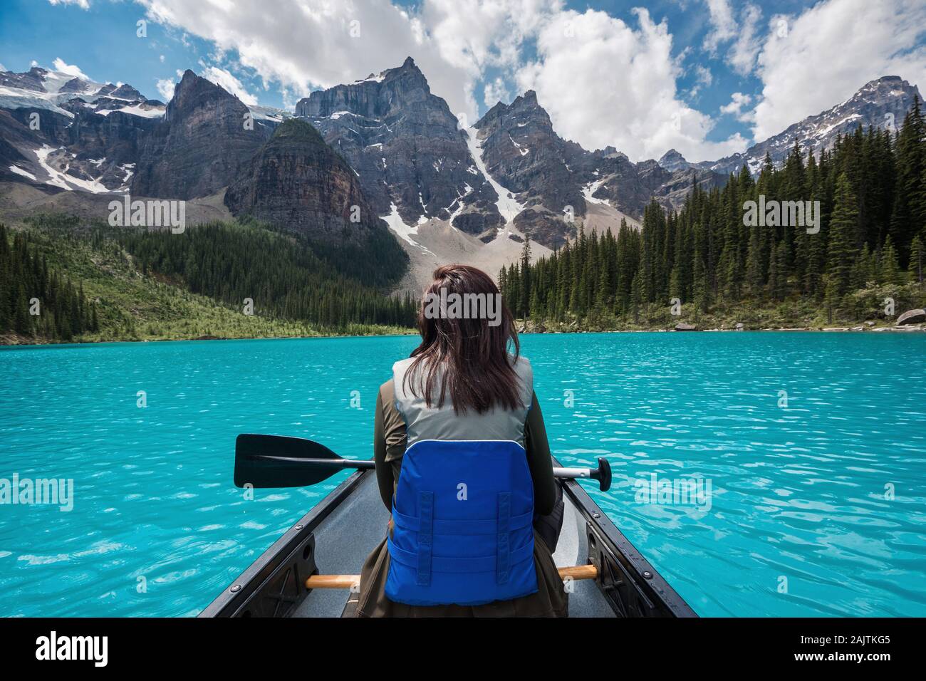 Touristische Kanufahren auf Moraine Lake im Sommer im Nationalpark Banff, Canadian Rockies, Alberta, Kanada. Stockfoto