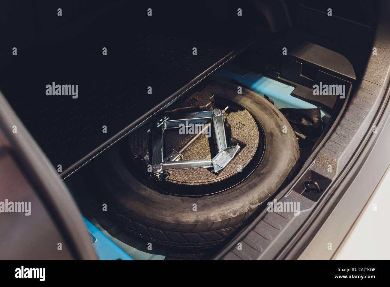 Reserverad im kofferraum Fotos und Bildmaterial in hoher Auflösung Alamy