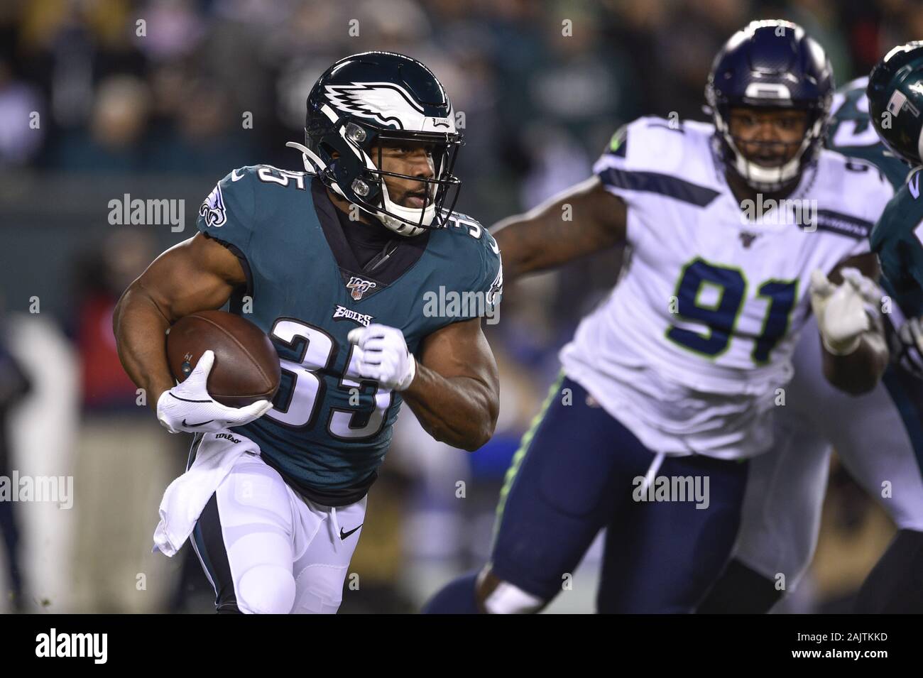 Boston Philadelphia Eagles' Scott (35) Läuft die Kugel oben Feld während der ersten Hälfte eines NFL Football Spiel gegen die Seattle Seahawks am Lincoln Financial Field in Philadelphia am Sonntag, 5. Januar 2020. Foto von Derik Hamilton/UPI Stockfoto