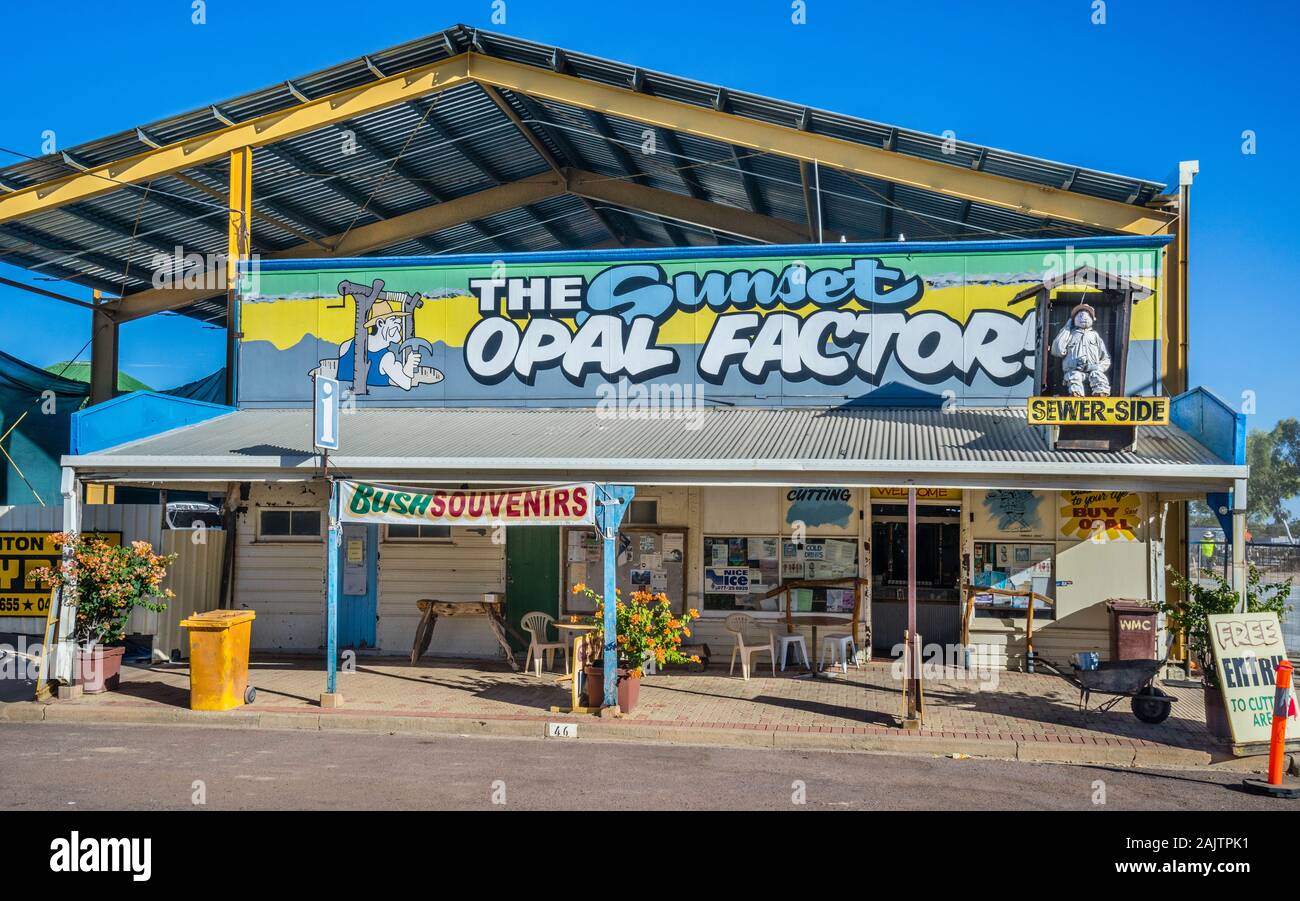 Den Sonnenuntergang Opal Fabrik, schrulligen Souvenir- und Schmuckladen im Central West Queensland Outback Stadt Winton, Queensland, Australien Stockfoto