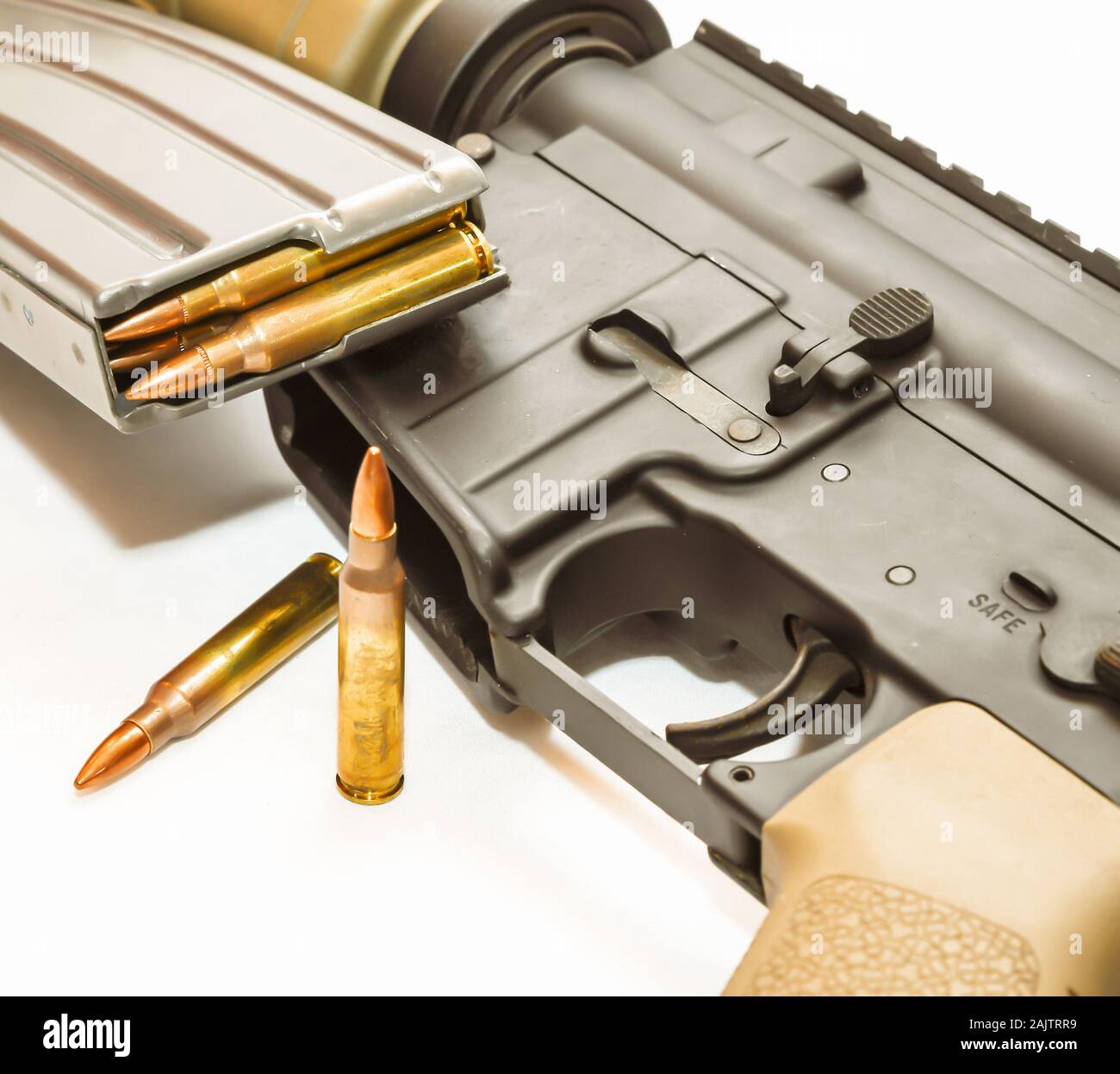 Eine mehrfarbige AR15 Gewehr mit einem Gewehr Magazin mit 223 Geschosse vom Kaliber mit 2 gleiche Kugeln vor es auf einem weißen Hintergrund geladen Stockfoto