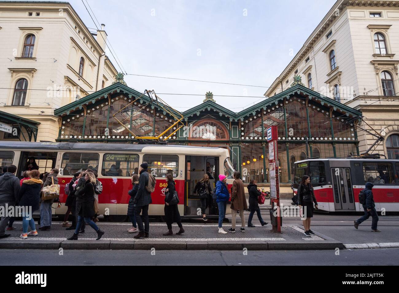 Prag, Tschechien - NOVEMBER 1, 2019: Prager Straßenbahnen, Tatra T3-Modelle, hält vor Masarykovo Nadrazi, einem der wichtigsten Bahnhöfe der Stadt Prag, Stockfoto