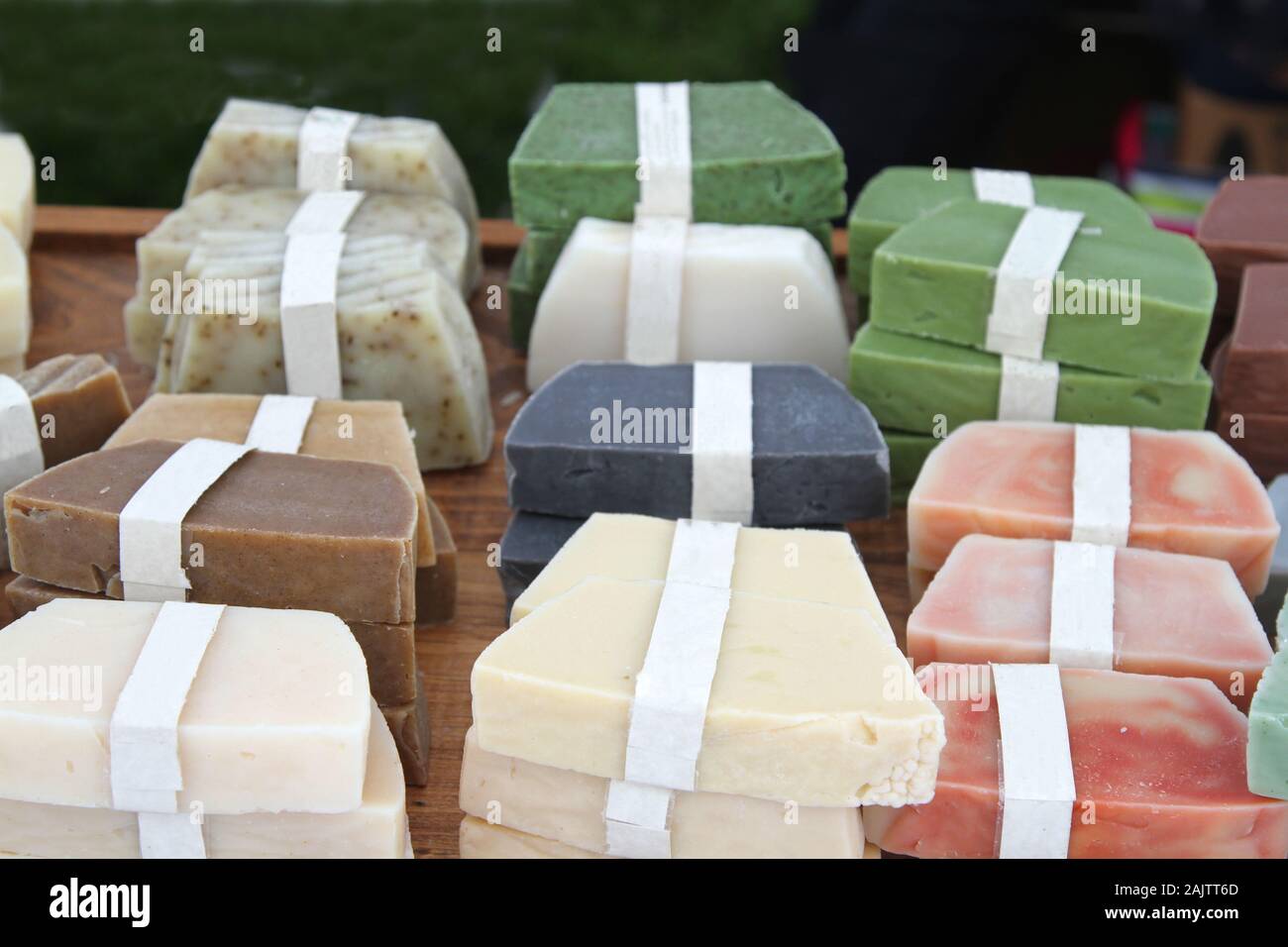 Bunte handgemachte Seifen mit Zutaten aus weißen Streifen in einem Markt gekennzeichnet Stockfoto