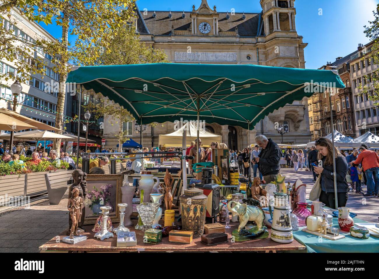 Die Stadt Luxemburg, Luxemburg - 21. SEPTEMBER: Ständen auf einem traditionellen Markt in Place d'Armes in der berühmten Altstadt am 21. September 2019 in Lux Stockfoto