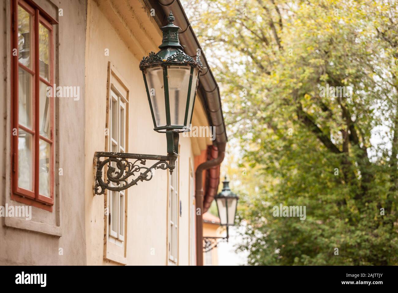 Jahrgang alte öffentliche Lampe, typische Laterne aus dem 19. Jahrhundert, auf Novy Svet Straße, einem malerischen, mittelalterlichen und Gasse der Hradschin in Prag Stockfoto