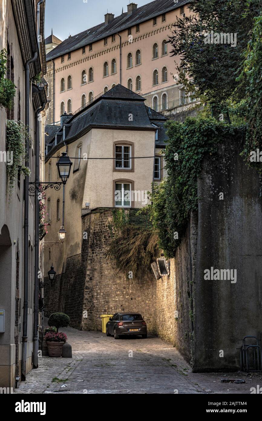 Die Stadt Luxemburg, Luxemburg - 21. SEPTEMBER: Ansicht einer Wohnstraße mit massivem Messing architcture in der historischen Altstadt von Ville Haute auf Septemb Stockfoto