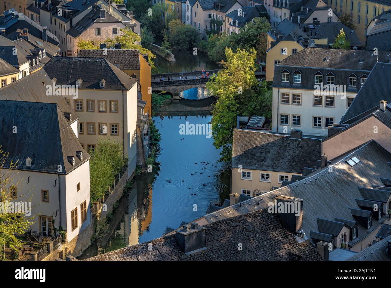 Die Stadt Luxemburg, Luxemburg - 21. SEPTEMBER: Traditionelle Architektur in Ville Haute, die historische Altstadt entlang der Alzette auf September Stockfoto