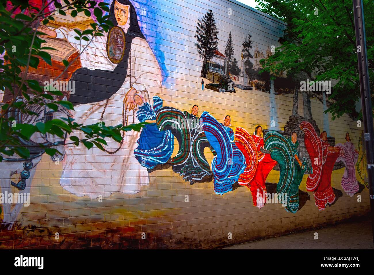 Wandgemälde mit mexikanischen Tänzern und Sor Juana Inés de la Cruz in Chicagos Viertel Pilsen Stockfoto
